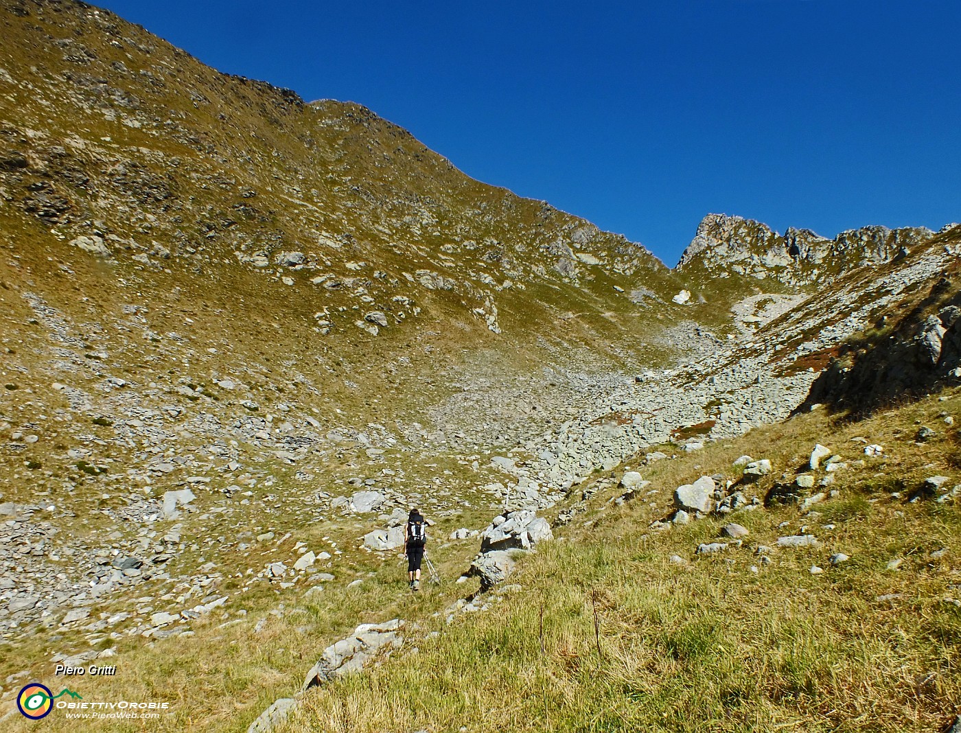 68 Nella Valle dei Lupi, in alto la Bocchetta.JPG